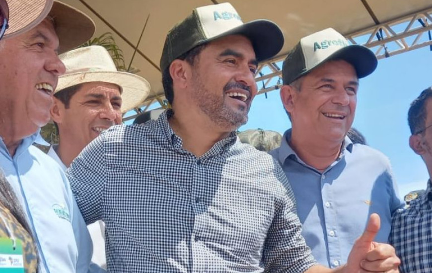 Wanderlei acompanhado de secretários e deputados 