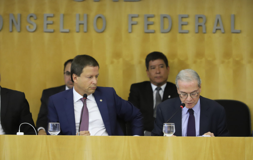 Claudio Lamachia (E), Walter Ohofugi (C) e relator Siqueira Castro (D)