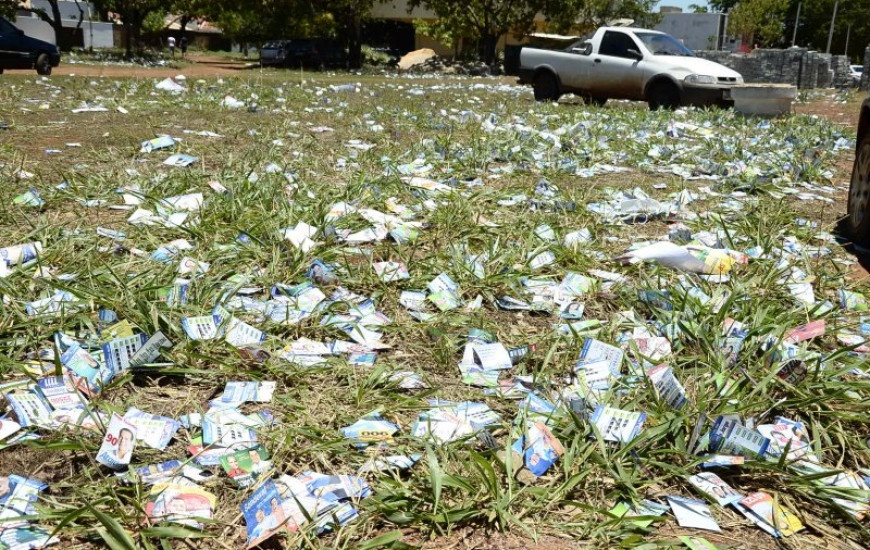 Santinhos nas ruas afeta isonomia do pleito