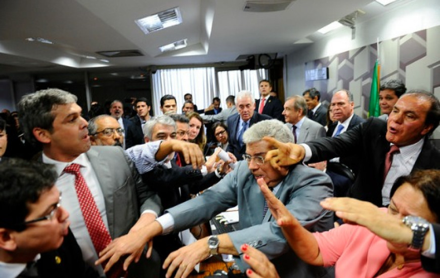 Sessão foi suspensa após briga entre senadores da oposição e da base do governo