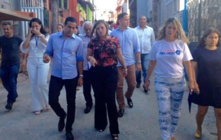 Claudia Lelis visita projetos em Salvador