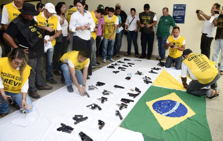 Grevistas começaram a devolver armas ontem