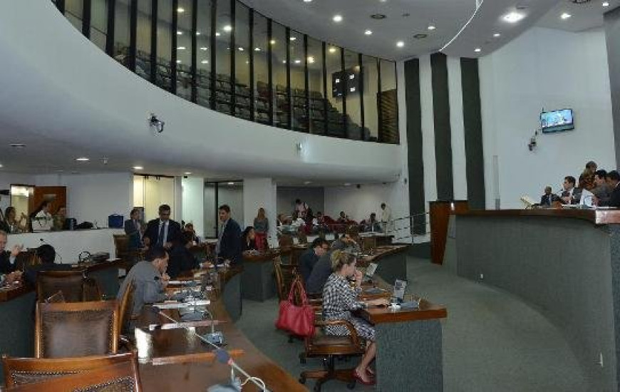 Deputados aprovam mudanças em sessão na AL