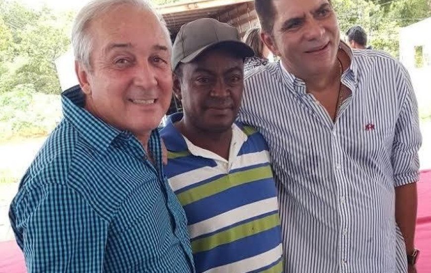 Vereador e prefeito entregam títulos a moradores