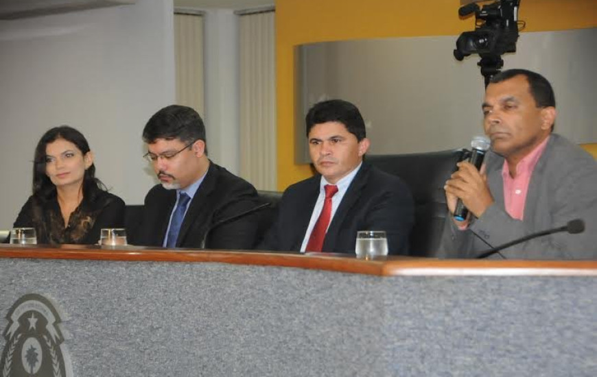 Secretário presta esclarecimentos