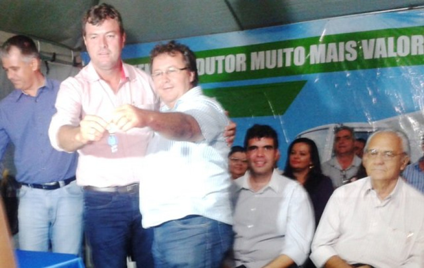 Vilmar faz entrega simbólica de chave de trator