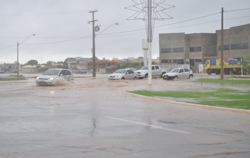 Chuva alagou ruas de Palmas