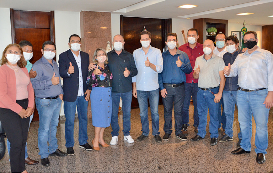 Carlesse recebeu prefeitos eleitos em seu gabinete no Palácio Araguaia.