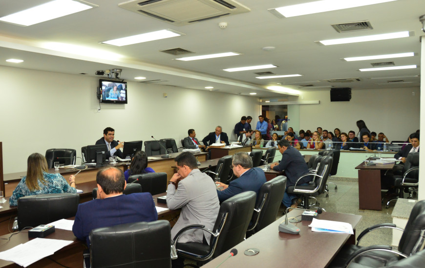 Parlamentares durante reunião na comissão na manhã desta quarta,18