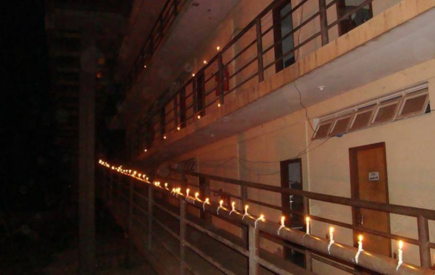 Moradores utilizam velas para iluminar Casa