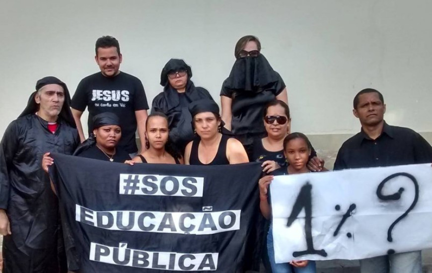 Em protesto, servidores vestiram preto nesta 5ª