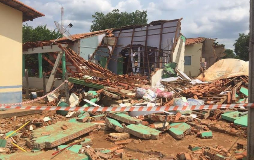 Caixa-reservatório desaba em Tupiratins