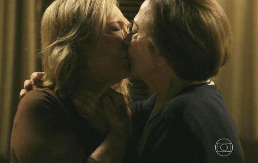 Beijo marca 1º capítulo da novela Babilônia
