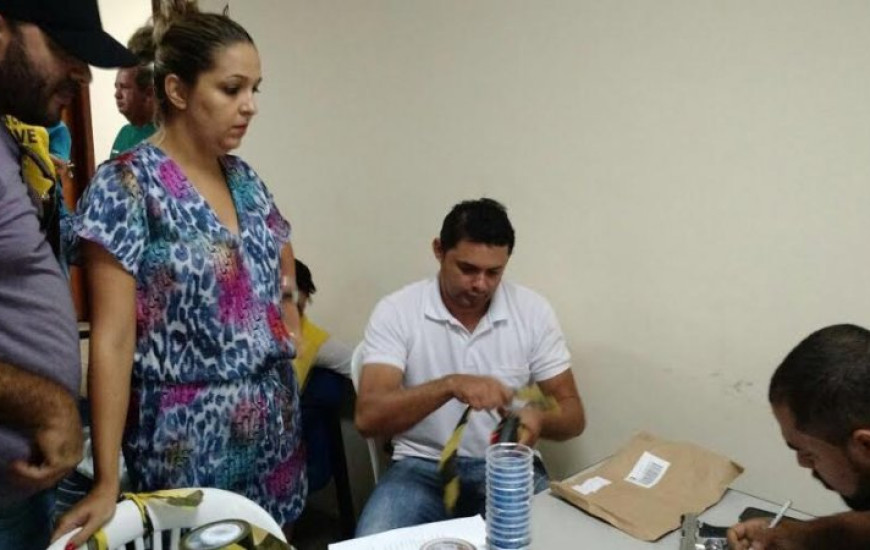 Delegada Suzana Fleury devolve arma