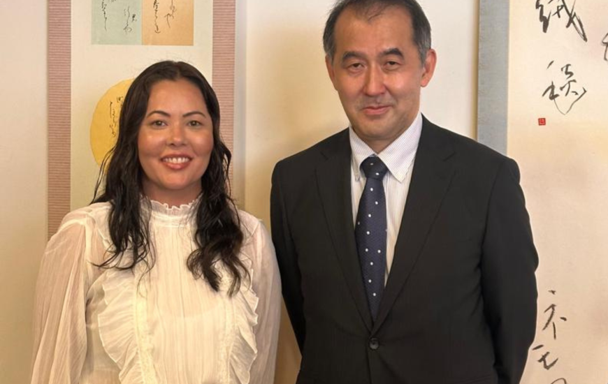 Presidente da associação, Mônica Nakashima, e o embaixador Yasushi Noguchi