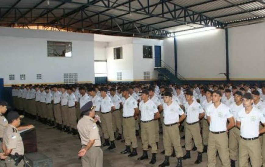 Instrutores estão sem receber a meses