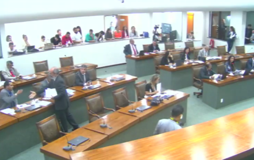 Sessão desta 3ª teve embate entre deputados