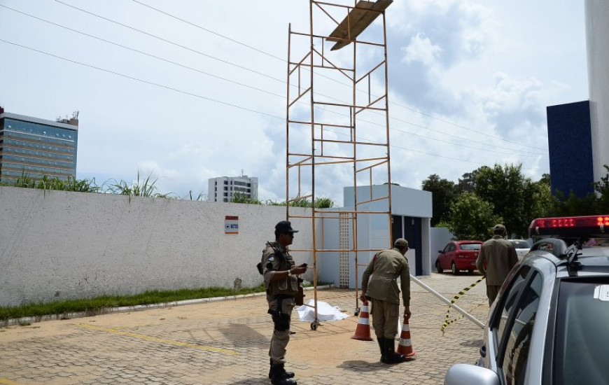 Rapaz morreu ao empurar andaime