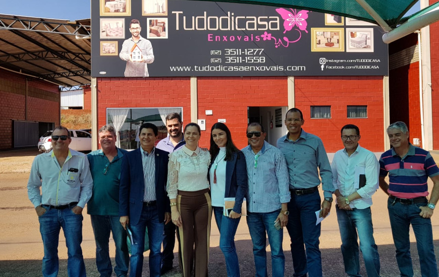 Equipe do Governo visita galpão no polo de confecções de Inhumas