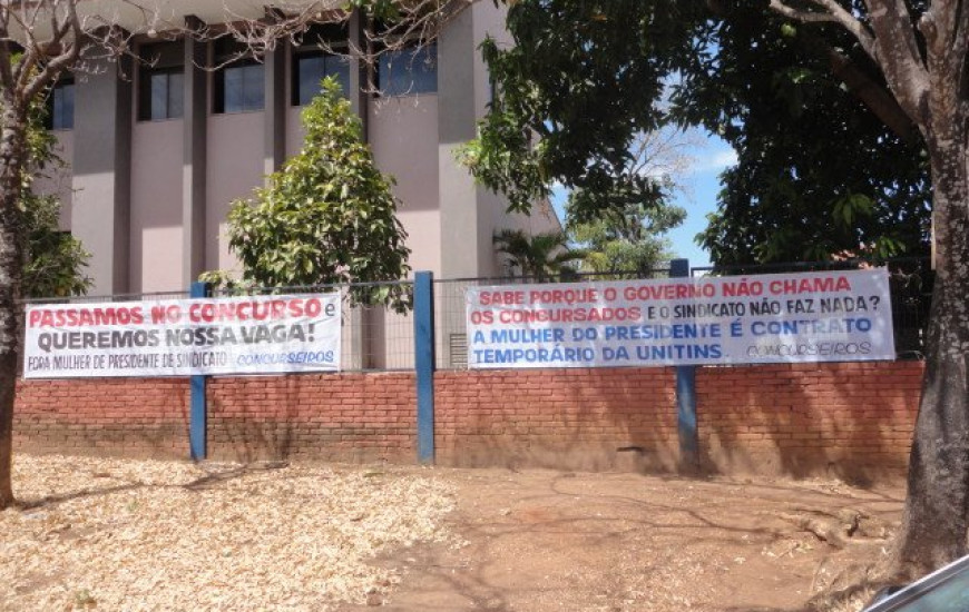 Movimento colocou faixas na frente da Unitins