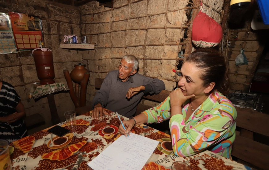 Kátia na casa do senhor Davi