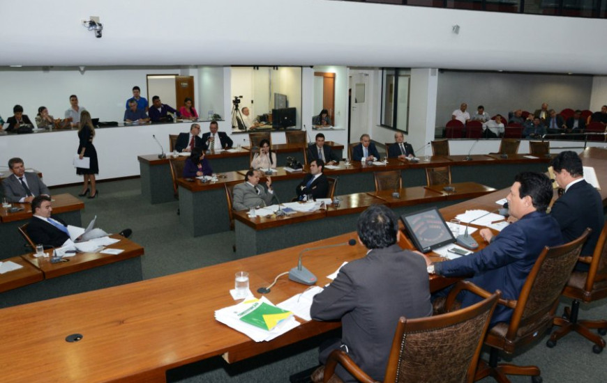 Deputados adiam votação