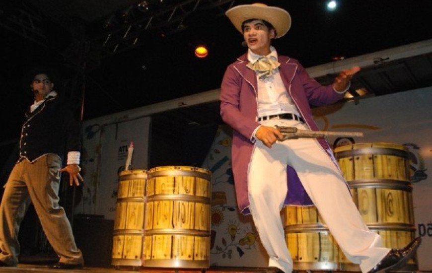 Espetáculo Dois Idiotas Cada um no seu Barril