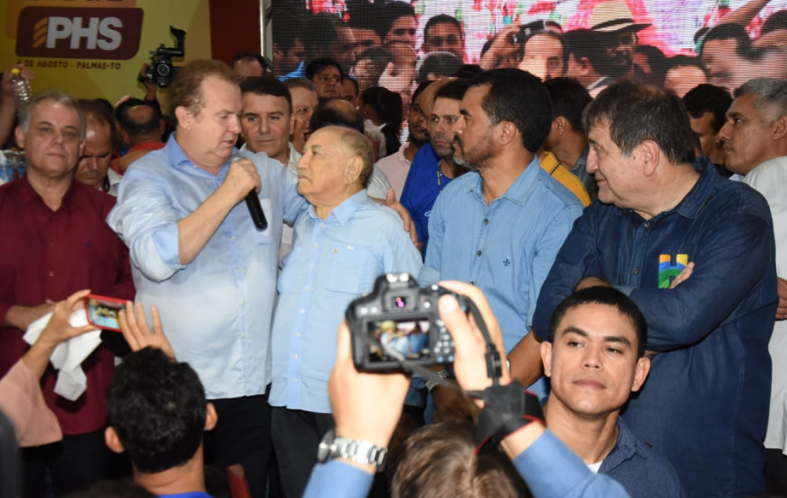 Carlesse elogia Siqueira em convenção