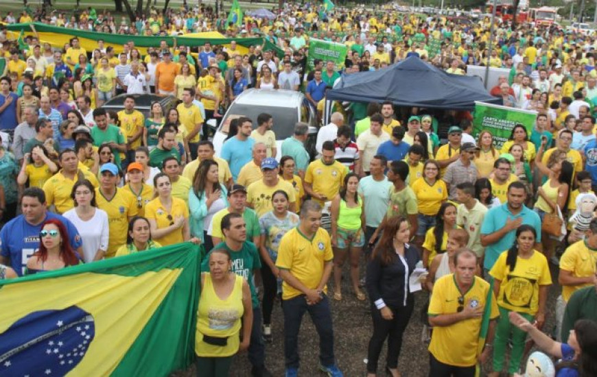 Manifestações reúnem milhares de manifestantes