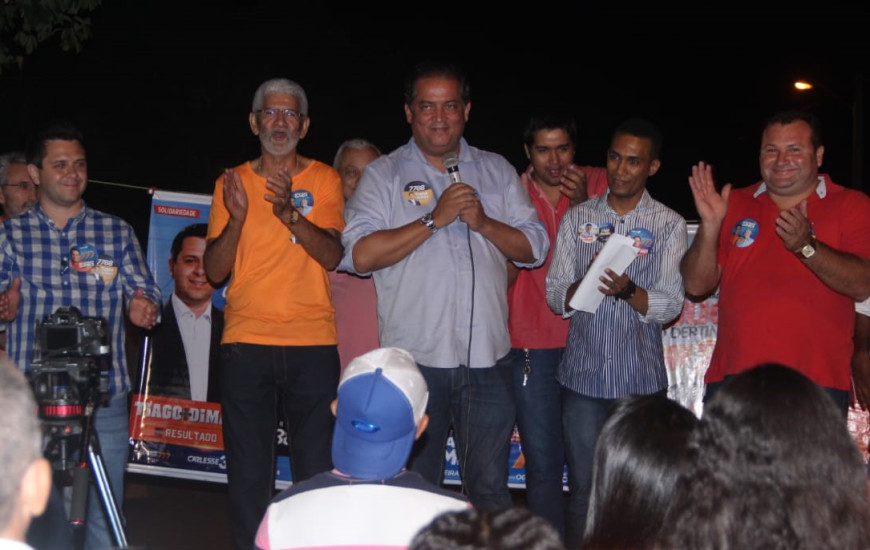 Candidato em encontro com moradores de Divinópolis