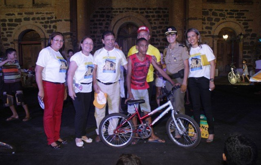 Prefeito entrega bicicletas