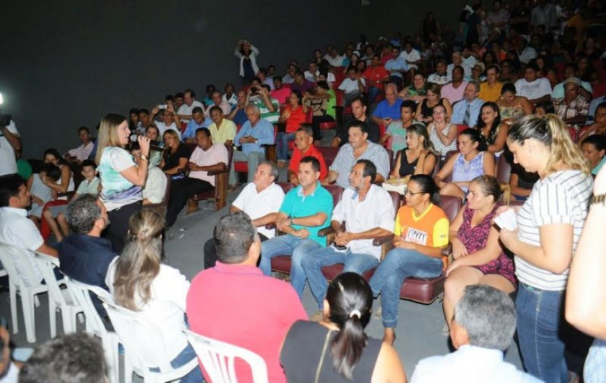 Cláudia Lelis se reúne com a comunidade