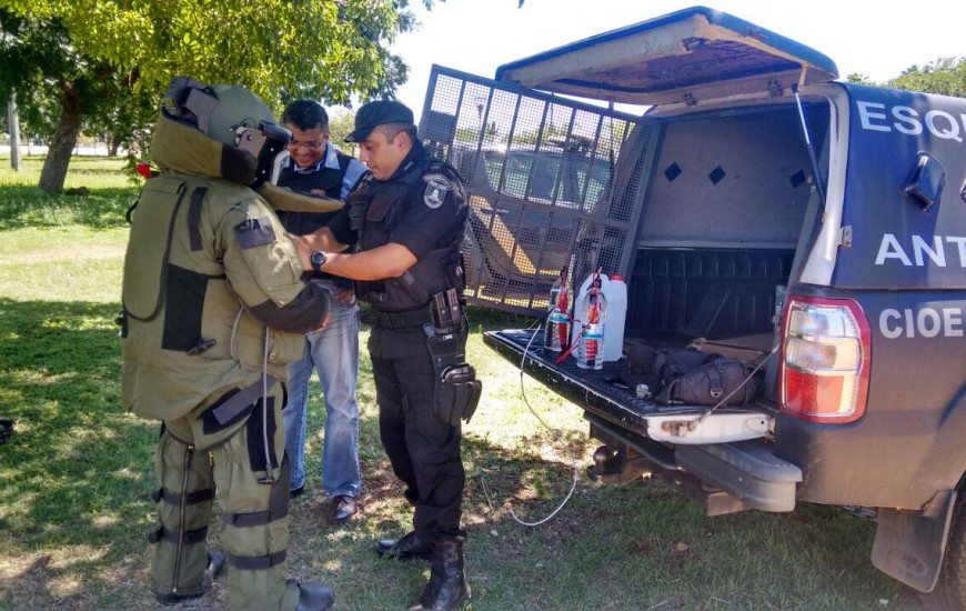 Agentes antibomba desarmam objeto suspeito