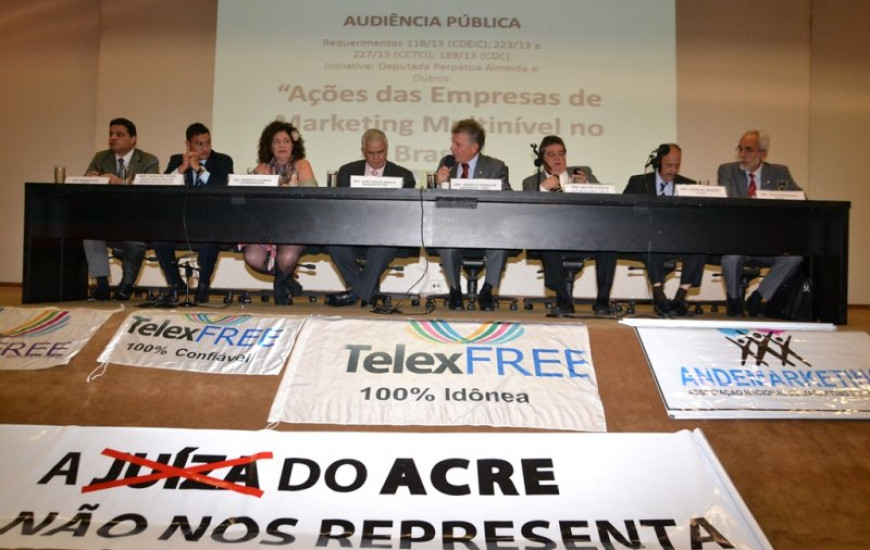 Agnolin presidindo Comissão