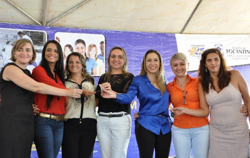 Luana em entrega de ambulâncias