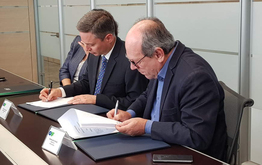 Assinatura de contrato em Brasília.