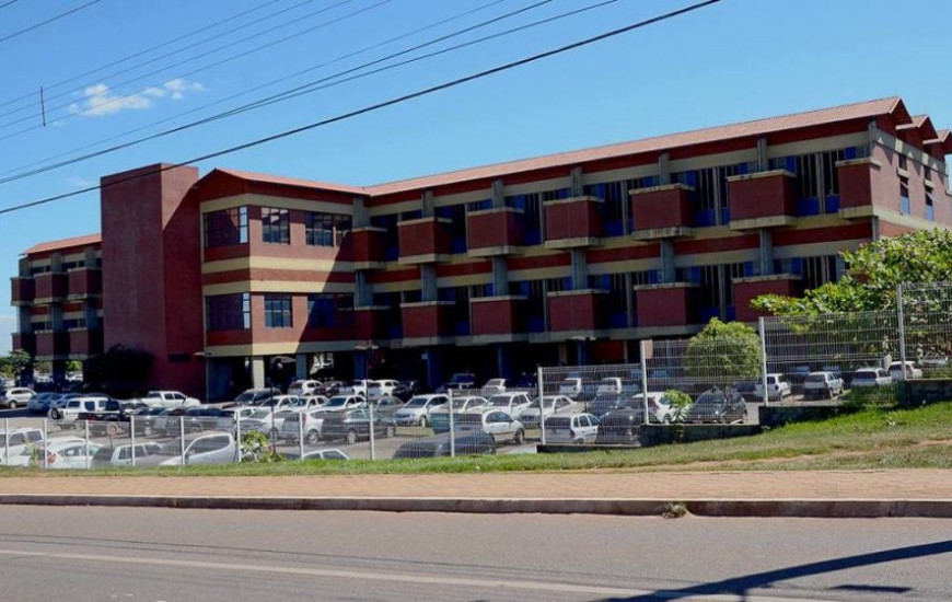 Laboratório suspende exames