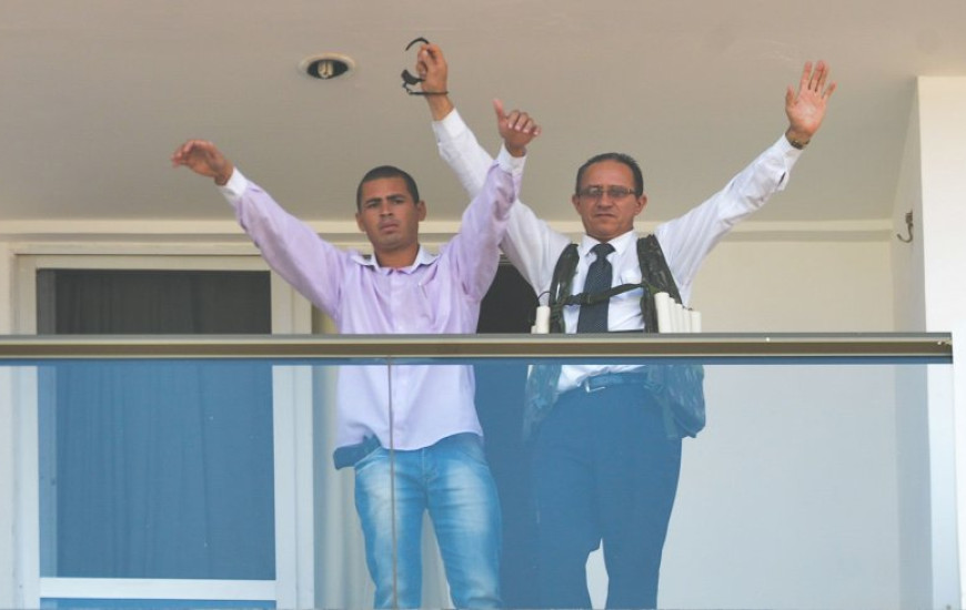 Jac fez um funcionário do hotel refém