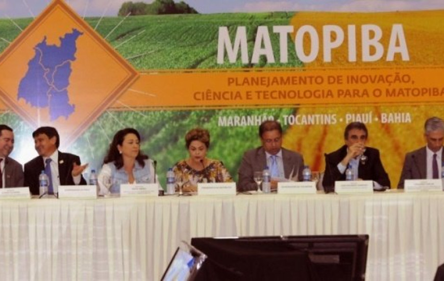 Dilma se reúne com governadores e empresários