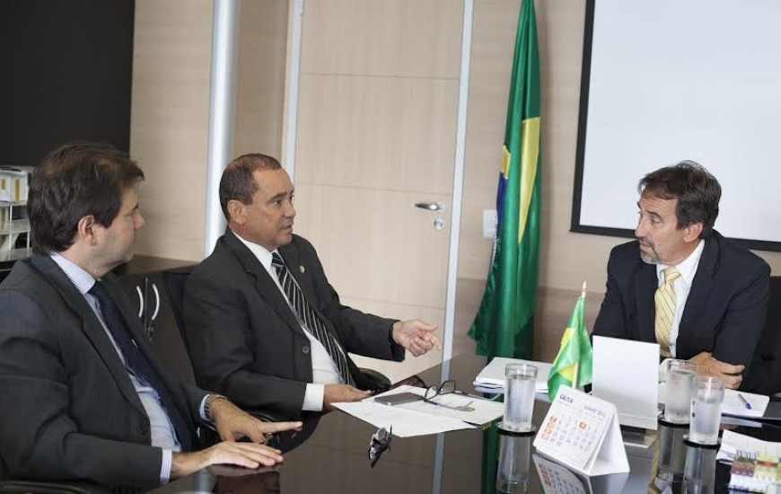 Senador tem audiência com ministro