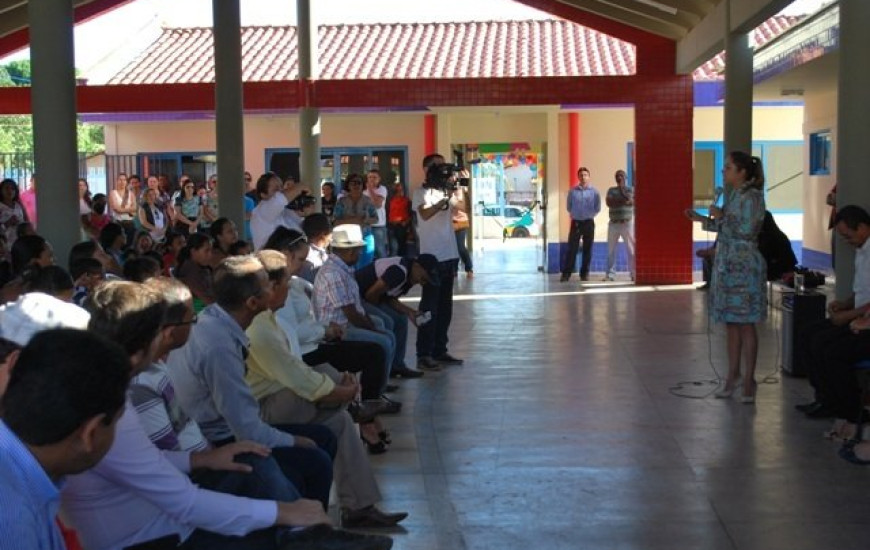 Luana se emociona ao falar do pai em inauguração