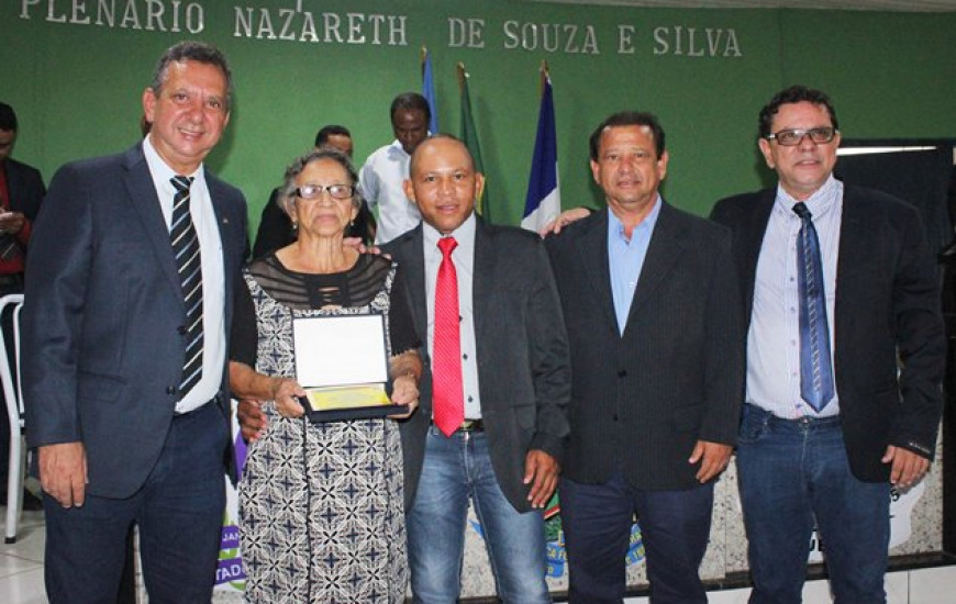 Toinho prestigia Título entregue à ex-prefeita da cidade