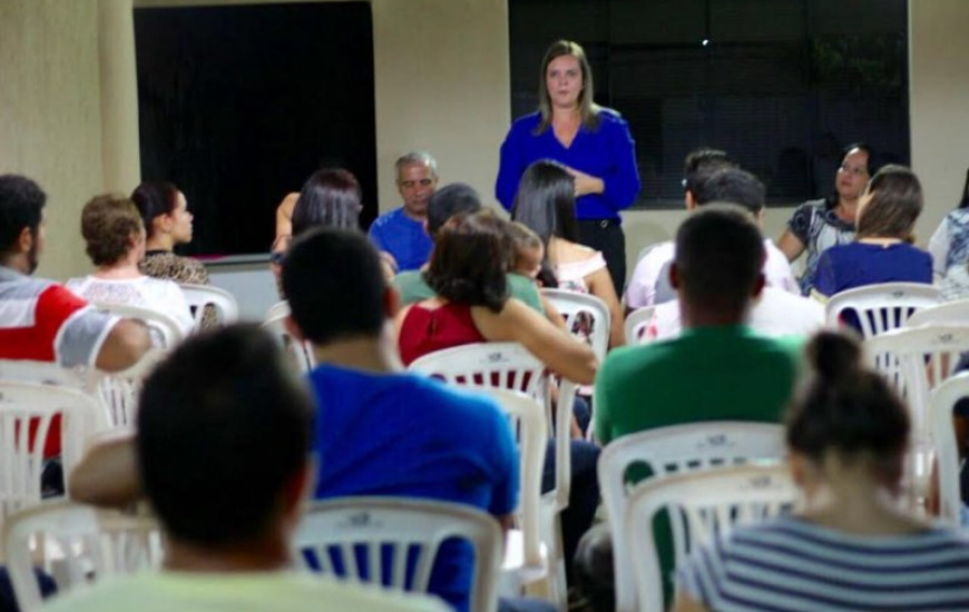 Pré-candidata ouve a comunidade