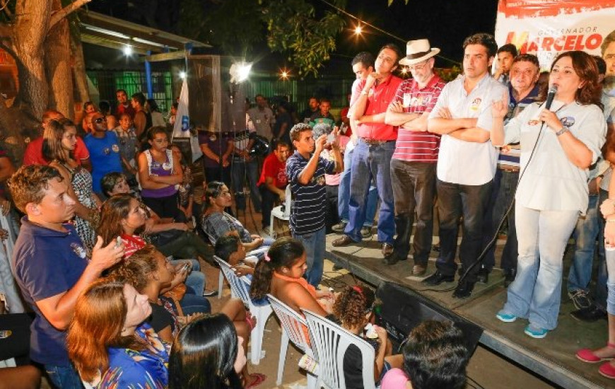 Senadora participa de reunião no Santa Bárbara