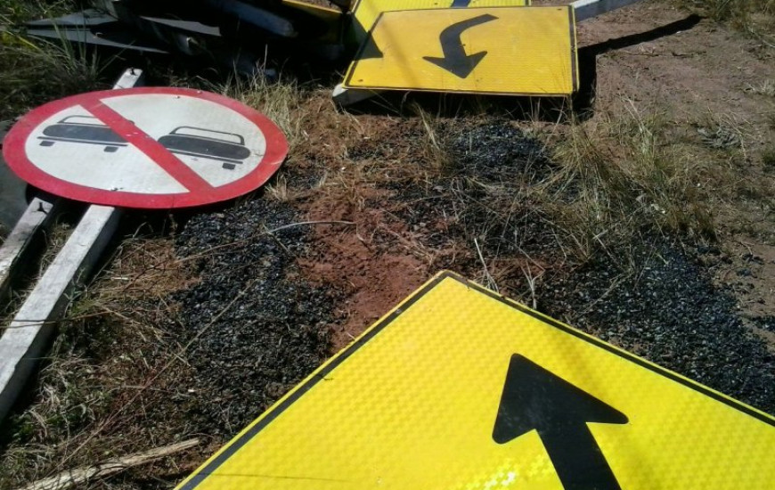 Placas são danificadas nas rodovias