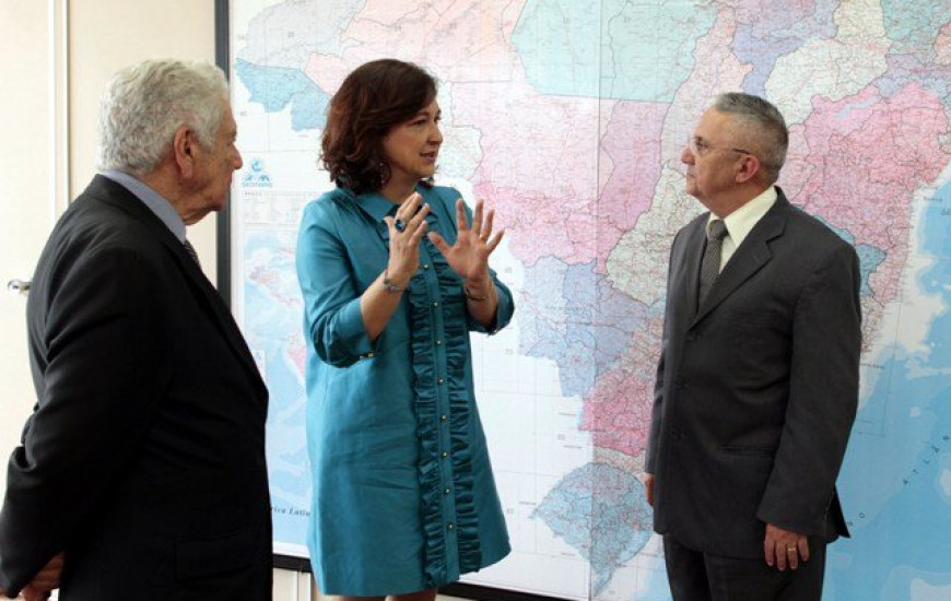 Senadora reunida com direitor do DNIT