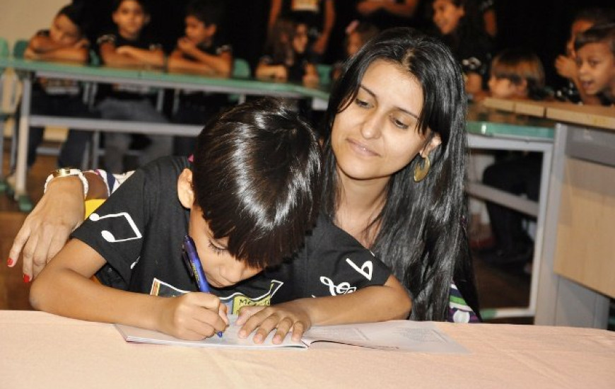 A noite de autógrafos acontece neste sábado