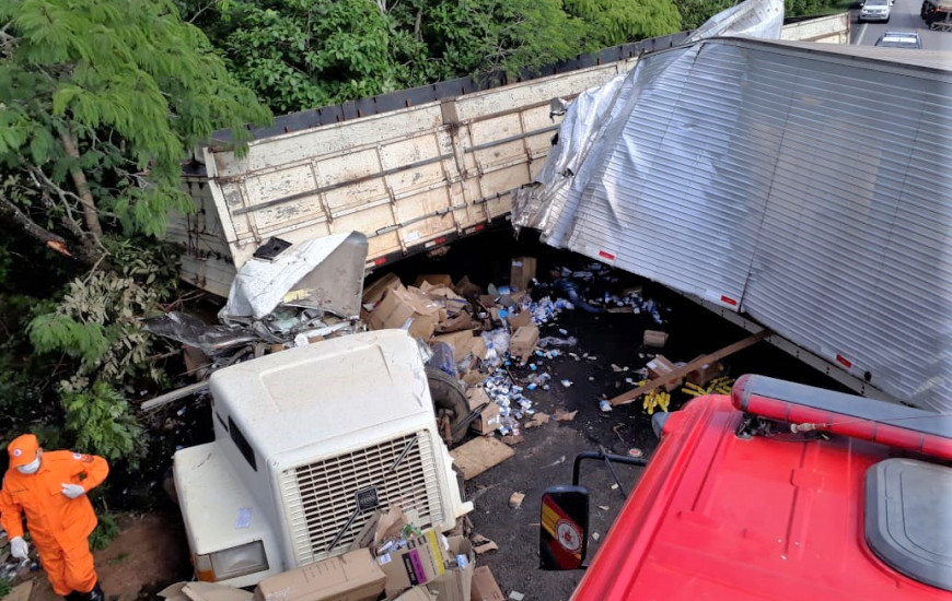 Acidente envolvendo três caminhões termina em duas mortes na BR-153.