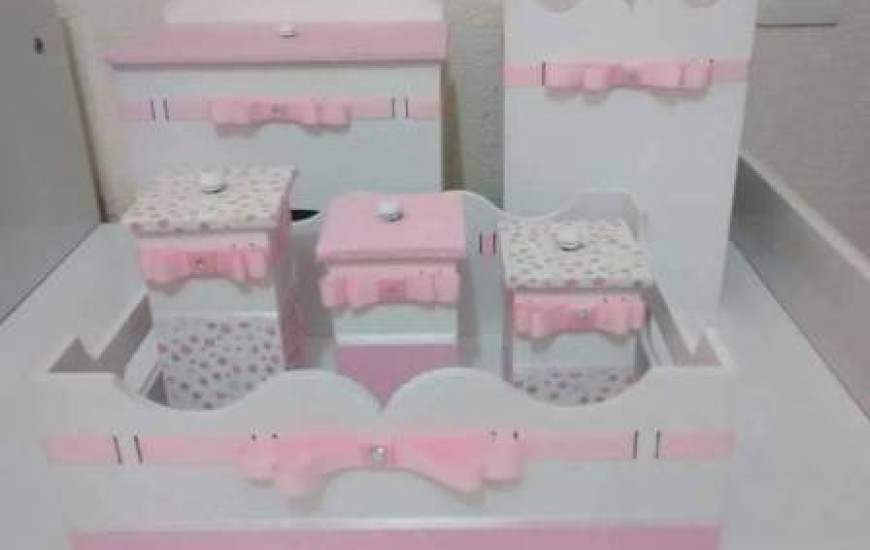 Mayanna faz kits de bebê por encomenda.