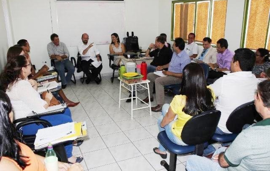 Secretário se reúne com equipes do HRG